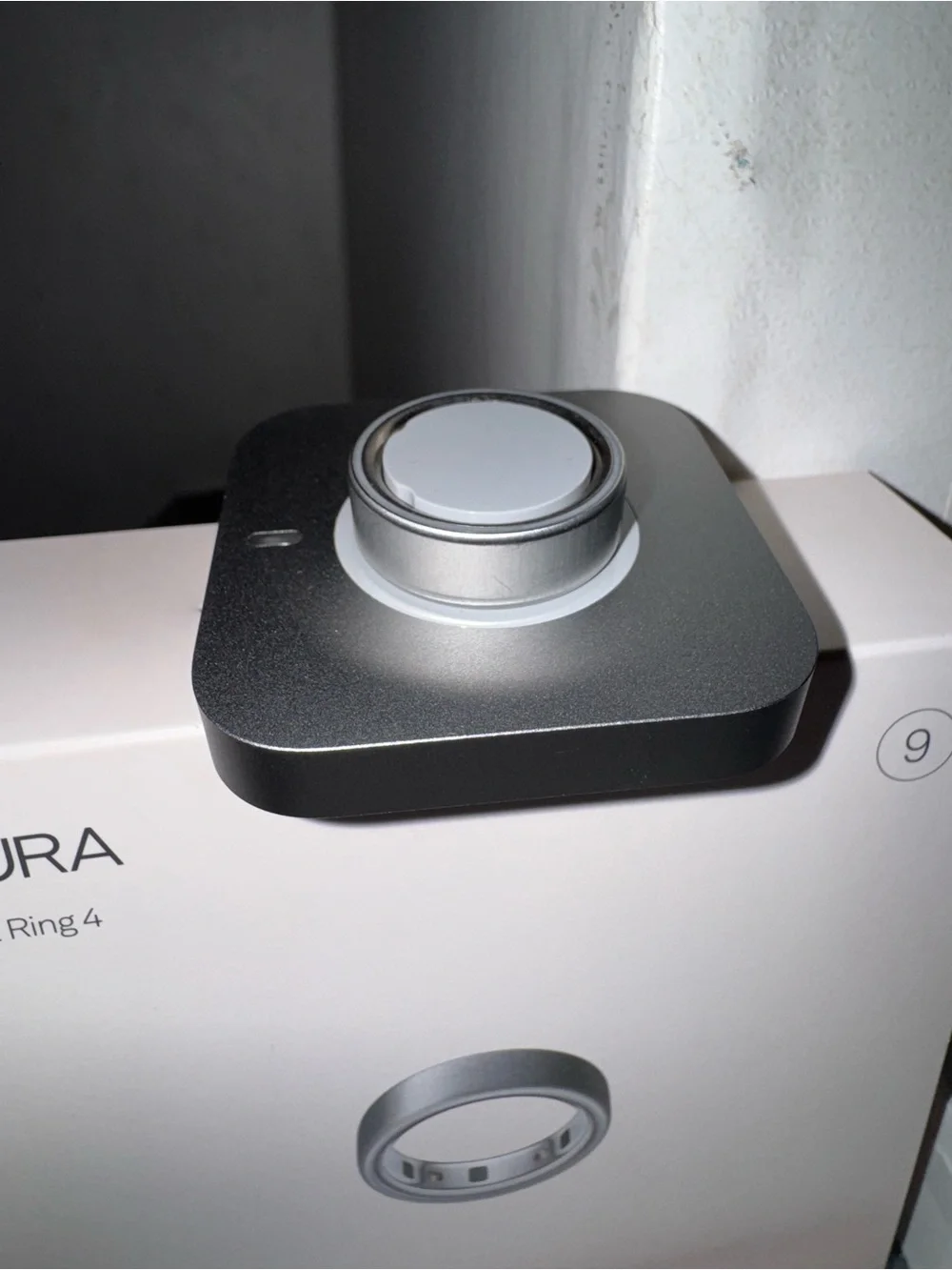 oura ring 4 size 9 brushed silver with 2 dock and battery charger